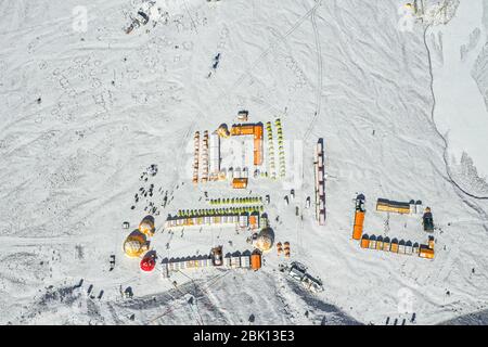 Lhasa. 30 avril 2020. La photo aérienne prise le 30 avril 2020 montre le camp de base du Mont Qomolangma au pied du pic dans la région autonome du Tibet du sud-ouest de la Chine. La Chine a lancé jeudi un nouveau tour de mesure sur la hauteur du mont Qomolangma, le plus haut sommet du monde. ALLER AVEC "la Chine lance la mesure de la hauteur du mont Qomolangma" crédit: Purbu Zhaxi/Xinhua/Alay Live News Banque D'Images