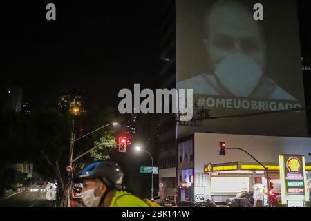 Sao Paulo, Brésil. 30 avril 2020. Une image d'un travailleur de la santé et les mots de remerciement en portugais sont projetés sur un bâtiment, en hommage aux travailleurs de la santé lors de l'épidémie COVID-19 à Sao Paulo, Brésil, 30 avril 2020. Crédit: Rahel Patrasso/Xinhua/Alay Live News Banque D'Images