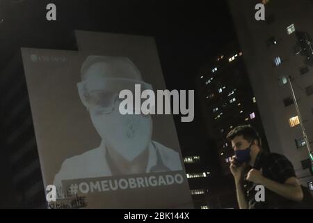 Sao Paulo, Brésil. 30 avril 2020. Une image d'un travailleur de la santé et les mots de remerciement en portugais sont projetés sur un bâtiment, en hommage aux travailleurs de la santé lors de l'épidémie COVID-19 à Sao Paulo, Brésil, 30 avril 2020. Crédit: Rahel Patrasso/Xinhua/Alay Live News Banque D'Images