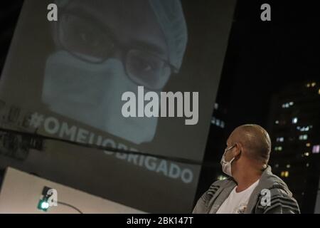 Sao Paulo, Brésil. 30 avril 2020. Une image d'un travailleur de la santé et les mots de remerciement en portugais sont projetés sur un bâtiment, en hommage aux travailleurs de la santé lors de l'épidémie COVID-19 à Sao Paulo, Brésil, 30 avril 2020. Crédit: Rahel Patrasso/Xinhua/Alay Live News Banque D'Images