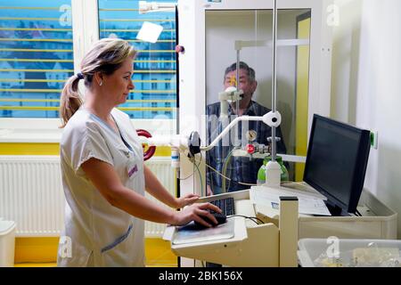 Spirométrie, test de la fonction pulmonaire, infirmière examine un patient, Karlovy Vary, République tchèque Banque D'Images