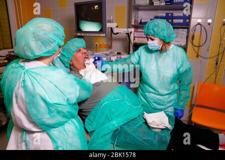 Médecin et infirmière examiner un patient par bronchoscopie, Karlovy Vary, République tchèque Banque D'Images