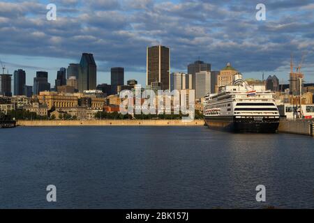 Bateau de croisière dans le Vieux-Port en face de l'horizon avec gratte-ciel, Montréal, province de Québec, Canada Banque D'Images