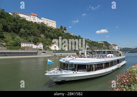 Bateau d'excursion sur le Danube, au-dessus de la Veste Oberhaus, Passau, Basse-Bavière, Bavière, Allemagne Banque D'Images