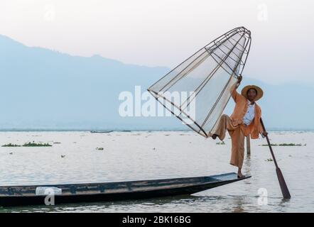 Nyaungshwe, Myanmar : 12 mars 2020 - pose de pêcheur pour une photo du lac Inle. Autrefois un pêcheur de tradition ancienne, maintenant faire de l'argent en posant pour des photos. Banque D'Images