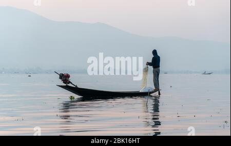 Nyaungshwe, Myanmar : 12 mars 2020 - poissons pêcheurs avec filet Inle Lake au lever du soleil. Banque D'Images