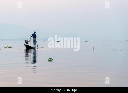 Nyaungshwe, Myanmar : 12 mars 2020 - poissons pêcheurs avec filet Inle Lake au lever du soleil. Banque D'Images