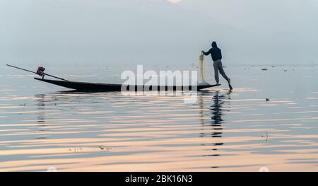 Nyaungshwe, Myanmar : 12 mars 2020 - poissons pêcheurs avec filet Inle Lake au lever du soleil. Banque D'Images