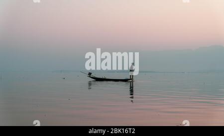 Nyaungshwe, Myanmar : 12 mars 2020 - poissons pêcheurs avec filet Inle Lake, deuxième plus grand, au lever du soleil. Silhouette à l'heure d'or Banque D'Images