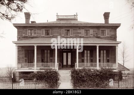 Les quarts du commandant, construits en 1868–1870, au fort Gibson historique de fort Gibson, Oklahoma. La résidence du commandant et de sa famille était un centre de fonctions formelles de célébration, d'accueil et d'hébergement pour des dignitaires importants en visite. Banque D'Images