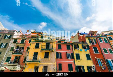 Maisons d'architecture italienne colorées dans le village de Riomaggiore, Cinque Terre. Banque D'Images