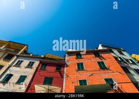 Maisons d'architecture italienne colorées dans le village de Riomaggiore, Cinque Terre. Banque D'Images