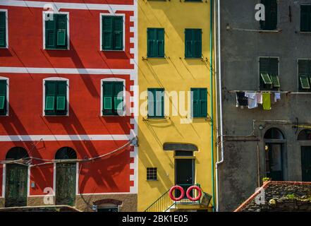 Maisons d'architecture italienne colorées dans le village de Riomaggiore, Cinque Terre. Banque D'Images