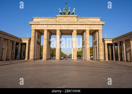 La célèbre Brandenburger Tor à Berlin sans personne Banque D'Images
