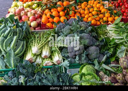 Salade, légumes et fruits à vendre sur un marché Banque D'Images