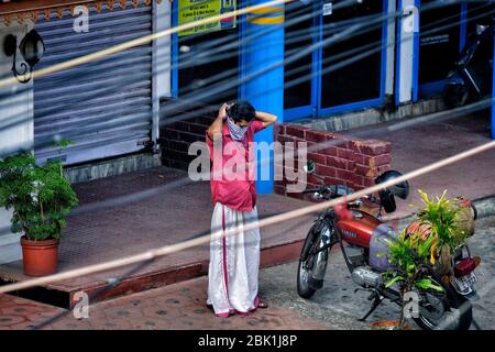 Kochi, Inde - Mars 2020: Un homme couvre sa bouche avec un mouchoir pendant le confinement décrété en Inde jusqu'au 3 mai le 30 mars 2020 à Kerala. Banque D'Images