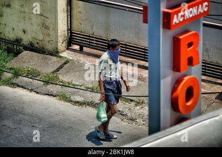 Kochi, Inde - Mars 2020: Un homme marchant dans la rue avec un sac de nourriture pendant l'isolement indien décrété jusqu'au 3 mai le 27 mars 2020 à Kerala. Banque D'Images