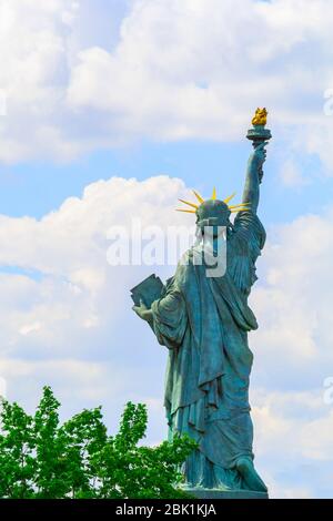 Paris, France - 20 septembre 2018 : une réplique du monument emblématique de la Statue de la liberté situé près du pont Grenelle sur la Seine à Paris une cl Banque D'Images