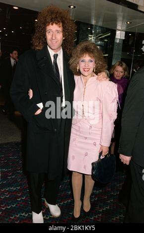 LONDRES, ROYAUME-UNI. 4 octobre 1990: La reine guitariste Brian May & actrice épouse Anita Dobson à la variété Club of Great Britain Awards à Londres. Photo du fichier © Paul Smith/Featureflash Banque D'Images