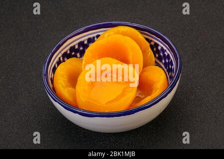 La marinée pêche les fruits dans le bol avec de la sycorde Banque D'Images
