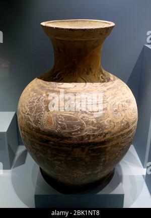 HU (pot), Chine, dynastie Han, 206 BC à 220 AD, faïence peinte Banque D'Images