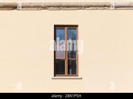 Détails de l'architecture classique, vieux mur jaune de maison avec cornice et fenêtre en bois brun, fond photo texture Banque D'Images