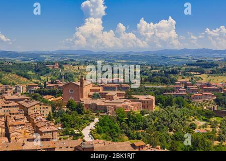 Sienne, province de Sienne, Toscane, Italie. L'église basilique de San Francesco avec la campagne toscane au-delà. Banque D'Images