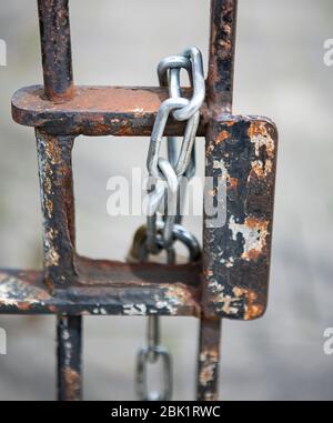 Chaîne et cadenas sur une porte de Banque D'Images