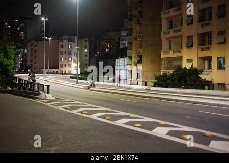 L'autoroute Minhocao de Sao Paulo, Bazil, est fermée à la circulation la nuit et le week-end , permettant l'utilisation dédiée par les piétons et les cyclistes. Banque D'Images