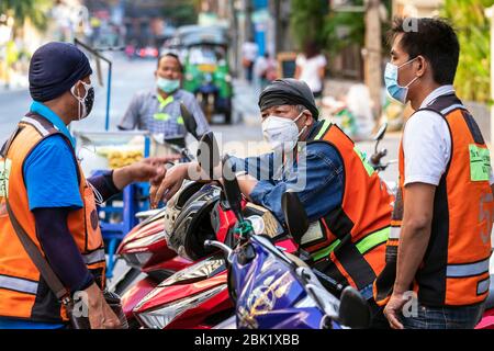 Les chauffeurs de taxi de moto portant des masques de facembaes pendant la pandémie de Covid 19, Bangkok, Thaïlande Banque D'Images