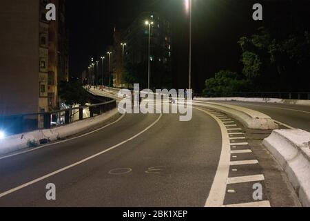 L'autoroute Minhocao de Sao Paulo, Bazil, est fermée à la circulation la nuit et le week-end , permettant l'utilisation dédiée par les piétons et les cyclistes. Banque D'Images