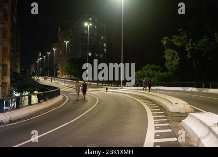 L'autoroute Minhocao de Sao Paulo, Bazil, est fermée à la circulation la nuit et le week-end , permettant l'utilisation dédiée par les piétons et les cyclistes. Banque D'Images