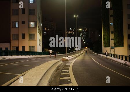 L'autoroute Minhocao de Sao Paulo, Bazil, est fermée à la circulation la nuit et le week-end , permettant l'utilisation dédiée par les piétons et les cyclistes. Banque D'Images