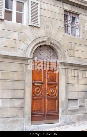 Juillet 2019. Bergame, Italie. Porte en bois brun dans le centre de Bergame, Italie. Banque D'Images