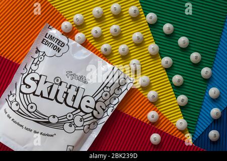 Édition limitée sac de bonbons Skittles Fruits donner le goût de l'arc-en-ciel l'arc en ciel - exclusivement disponible auprès de Tesco à l'appui de fierté - bonbons blanc Banque D'Images