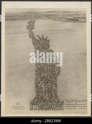 Statue de la liberté humaine ; 18 000 officiers et hommes à Camp Dodge, Des Moines, IA ; le colonel Wm. Newman, commandant ; le colonel Rush S. Wells, direction Banque D'Images