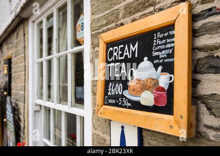 Crème Tea signe affiché au restaurant Pub Victoria Inn dans la station balnéaire populaire de Salcombe, Torquay, Devon, Royaume-Uni Banque D'Images