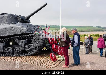 Les personnes visitant le mémorial de Torcross Sherman D Day Tank, Slapton Sands, Devon, Royaume-Uni Banque D'Images