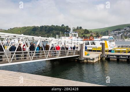 Passagers voyageant en ferry depuis Dartmouth, Devon, Royaume-Uni Banque D'Images