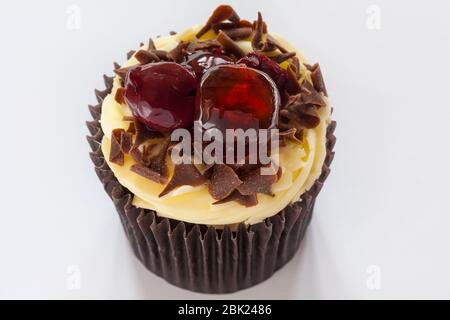 Isolat de cupcake de Forêt noire sur fond blanc Banque D'Images