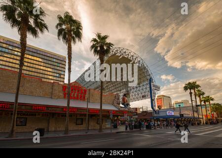 Vue sur Fremont Street Experience au crépuscule, au centre-ville, à Las Vegas, au Nevada, aux États-Unis et en Amérique du Nord Banque D'Images