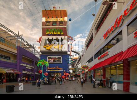 Vue sur Fremont Street Experience au crépuscule, au centre-ville, à Las Vegas, au Nevada, aux États-Unis et en Amérique du Nord Banque D'Images