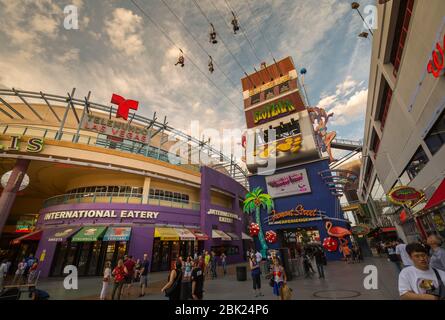 Vue sur Fremont Street Experience au crépuscule, au centre-ville, à Las Vegas, au Nevada, aux États-Unis et en Amérique du Nord Banque D'Images