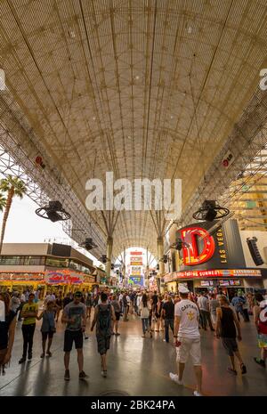 Vue sur Fremont Street Experience au crépuscule, au centre-ville, à Las Vegas, au Nevada, aux États-Unis et en Amérique du Nord Banque D'Images