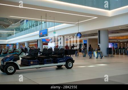 Istanbul / Turquie - 14 septembre 2019: Aéroport d'Istanbul IGA Buggy service véhicule électrique (mini-véhicule de golf), partie des services exclusifs de "IGA PASS" Banque D'Images