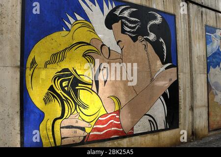 Le baiser, Roy Fox Lichtenstein peinture sur le mur de rue, l'art de rue, célèbre peinture Banque D'Images