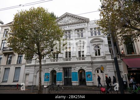 Devant l'ancien théâtre, Hollandsche Schouburg, utilisé comme centre de Déportation des Juifs pendant la Seconde Guerre mondiale, est maintenant un mémorial national de l'Holocauste Banque D'Images