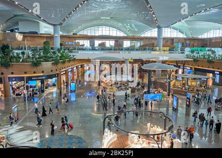 Istanbul / Turquie - 14 septembre 2019 : boutiques hors taxes et Cour alimentaire au terminal de départs internationaux de l'aéroport d'Istanbul, Istanbul Havaliman Banque D'Images