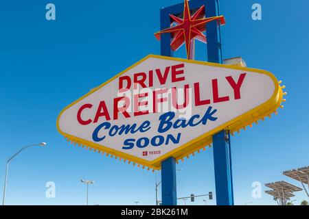 Vue du panneau « Drive Come Deear Soon » sur « The Strip » Las Vegas Boulevard, Las Vegas, Nevada, USA, Amérique du Nord Banque D'Images