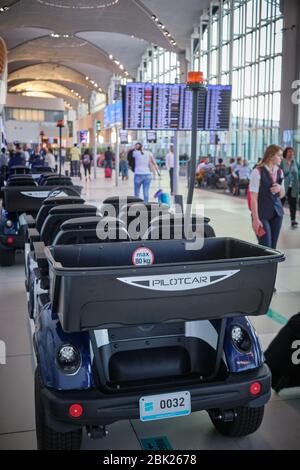 Istanbul / Turquie - 14 septembre 2019: Aéroport d'Istanbul IGA Buggy service véhicule électrique (mini-véhicule de golf), partie des services exclusifs de "IGA PASS" Banque D'Images